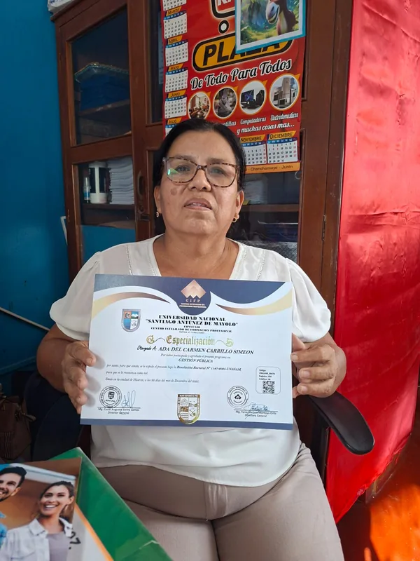Ada del Carmen Carrillo Simeon con su certificado CIFP