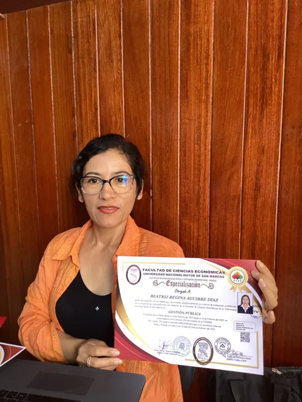 Beatriz Regina Aguirre Diaz con su certificado CIFP