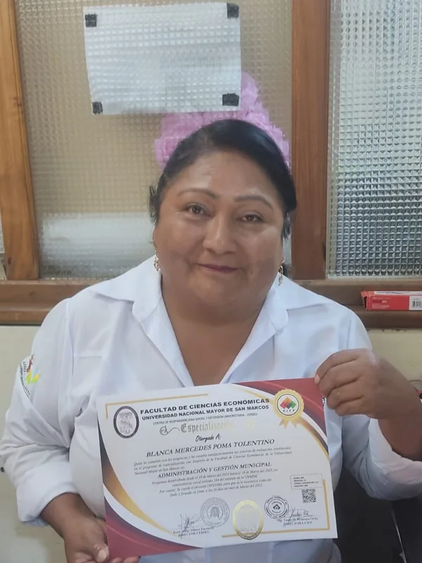 Blanca Mercedes Poma Tolentino con su certificado CIFP