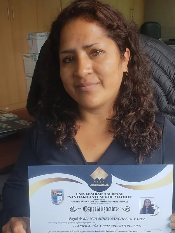 Blanca Suhey Sanchez Alvarez con su certificado CIFP