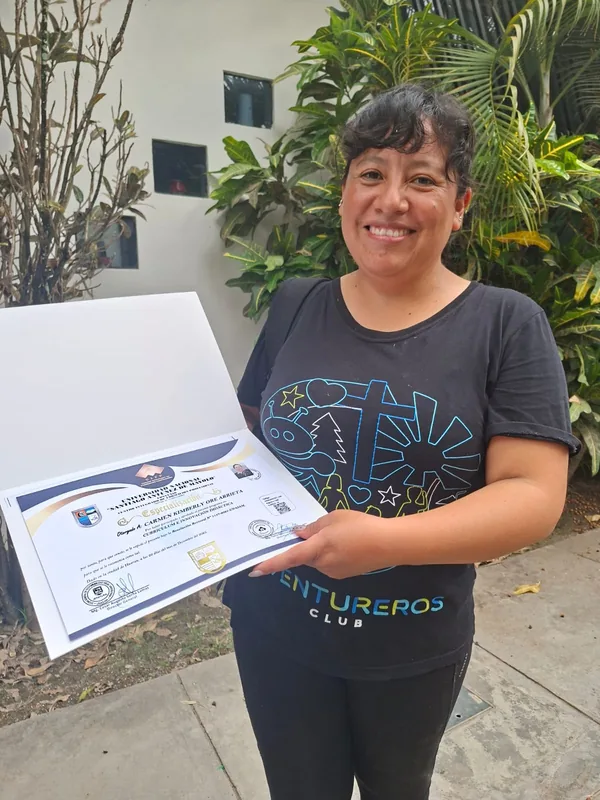 Carmen Kimberly Ore Arrieta con su certificado CIFP