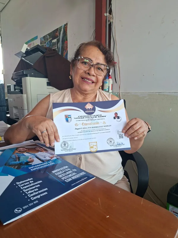Dina Ivis Rodriguez Werlen con su certificado CIFP