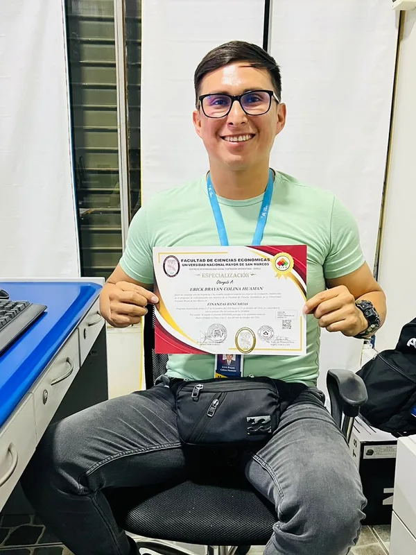 Erick Brayan Colina Huaman con su certificado CIFP