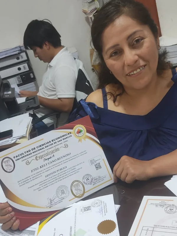 Etel Kely Cano Reynoso con su certificado CIFP