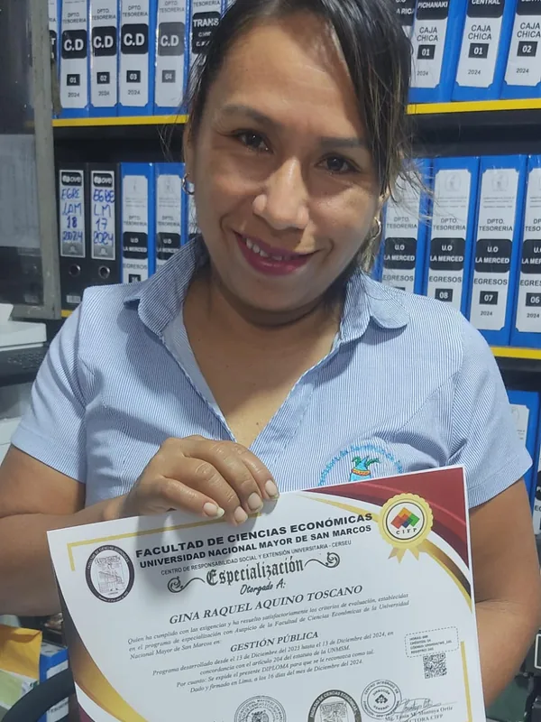 Gina Raquel Aquino Toscano con su certificado CIFP