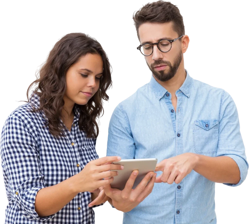 Dos profesionales revisando contenido en una tableta