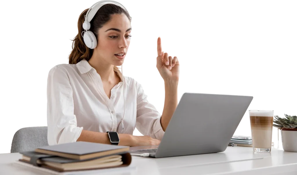 Profesional siguiendo una clase en vivo desde su laptop