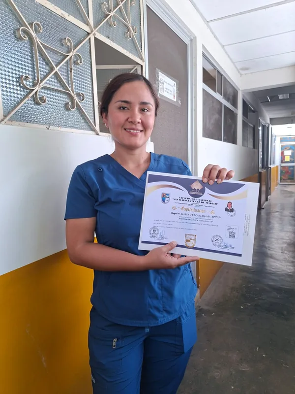 Isabel Yuli Aliaga Huaringa con su certificado CIFP