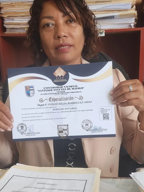 Ivonne Hilda Rodriguez Arias con su certificado CIFP