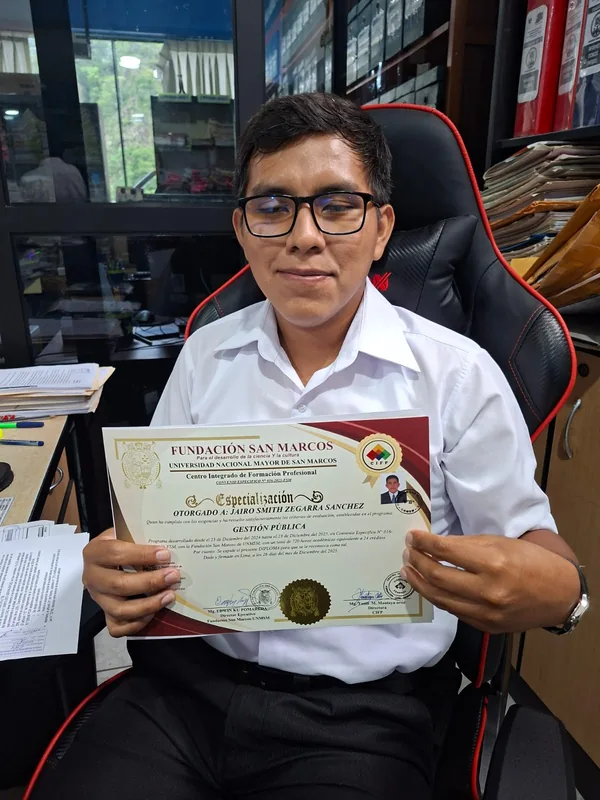 Jairo Smith Zegarra Sanchez con su certificado CIFP