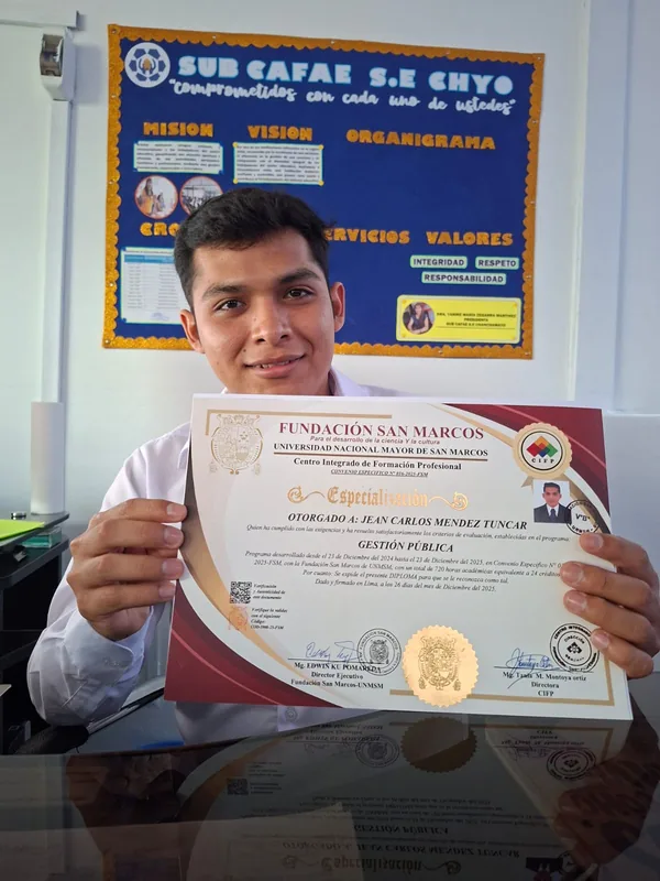 Jean Carlos Mendez Tuncar con su certificado CIFP