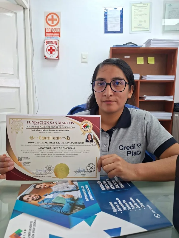 Jessibel Fatuma Anco Zacarias con su certificado CIFP
