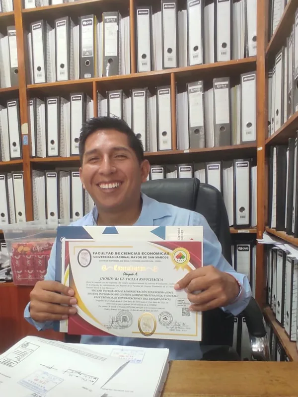 Jhordy Raul Ticlla Ravichagua con su certificado CIFP