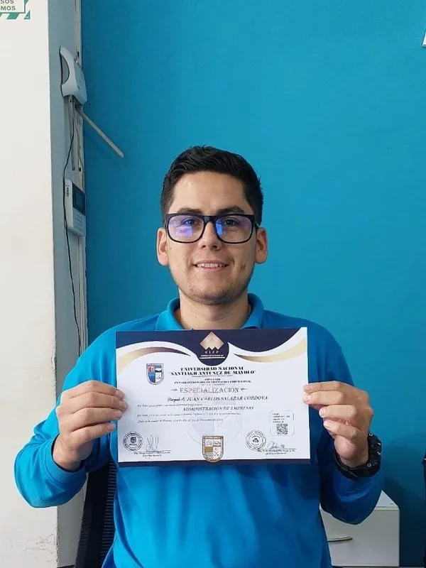 Juan Carlos Salazar Cordova con su certificado CIFP