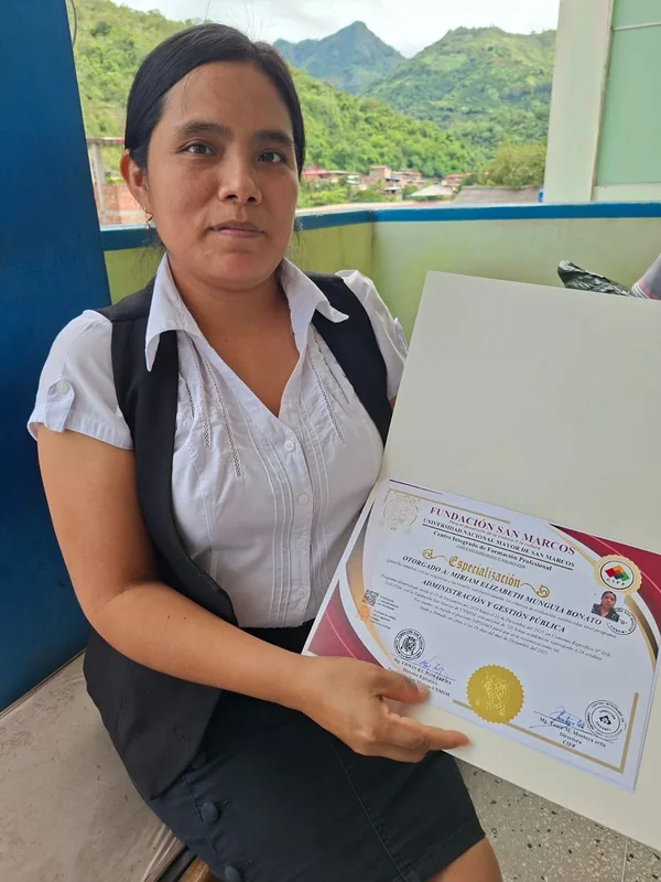 Miriam Elizabeth Munguia Bonato con su certificado CIFP