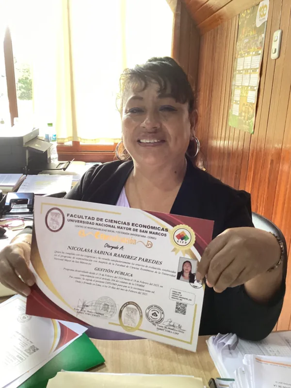 Nicolasa Sabina Ramirez Paredes con su certificado CIFP