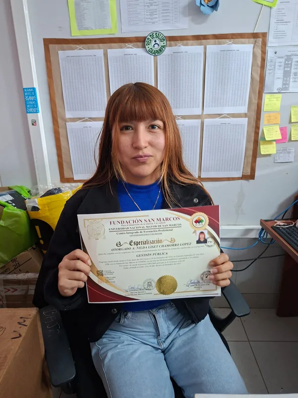 Nilda Liset Chamorro Lopez con su certificado CIFP