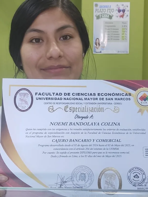 Noemi Bandolaya Colina con su certificado CIFP