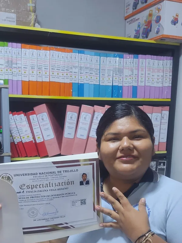 Thalia Dalina Vega Sedano con su certificado CIFP