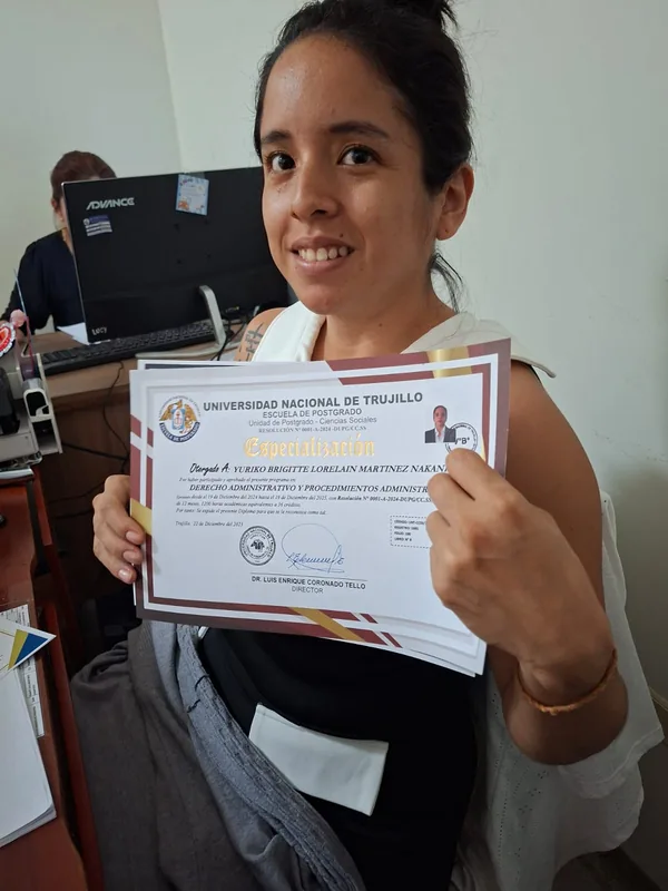 Yuriko Brigitte Martinez Nakanishi con su certificado CIFP
